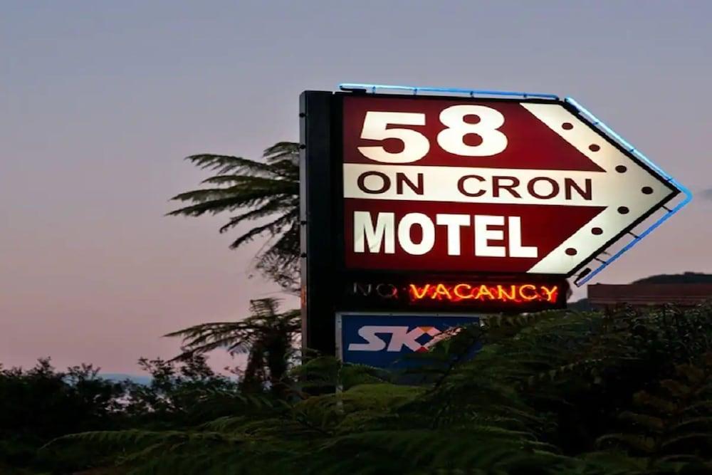 58 On Cron Motel Franz Josef Esterno foto